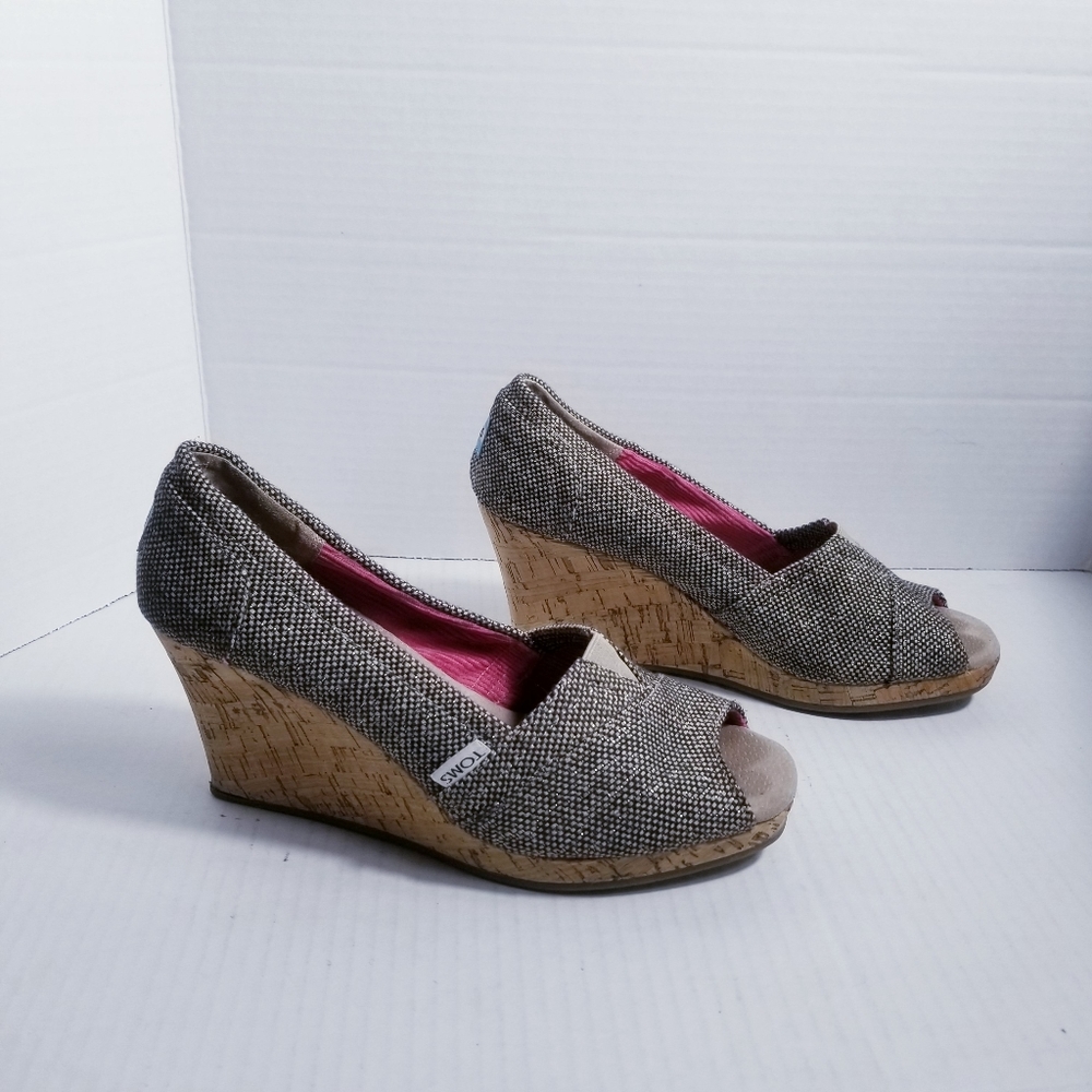 TOMS OPEN TOE WEDGE SIZE 8